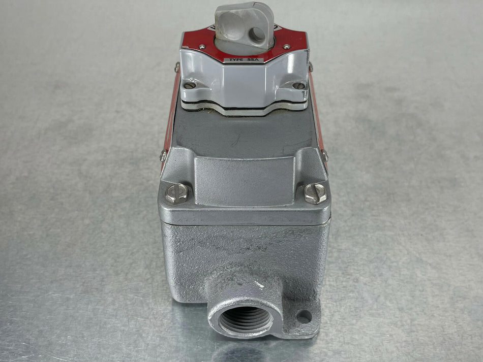 Appleton EFDB175-12 Selector Switch Control Station Sealed 2 Position, 2 Circuit